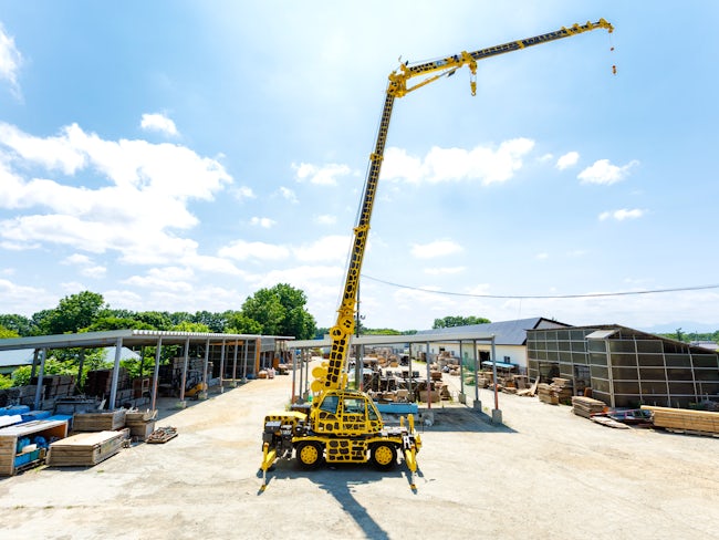 道内でも数えるくらいしかない特殊クレーンです。電線が密集した街中や住宅地などの作業でもこのクレーンがあることで、業務効率が格段に上がります。子ども達にも人気があるキリン柄なんですよ♪