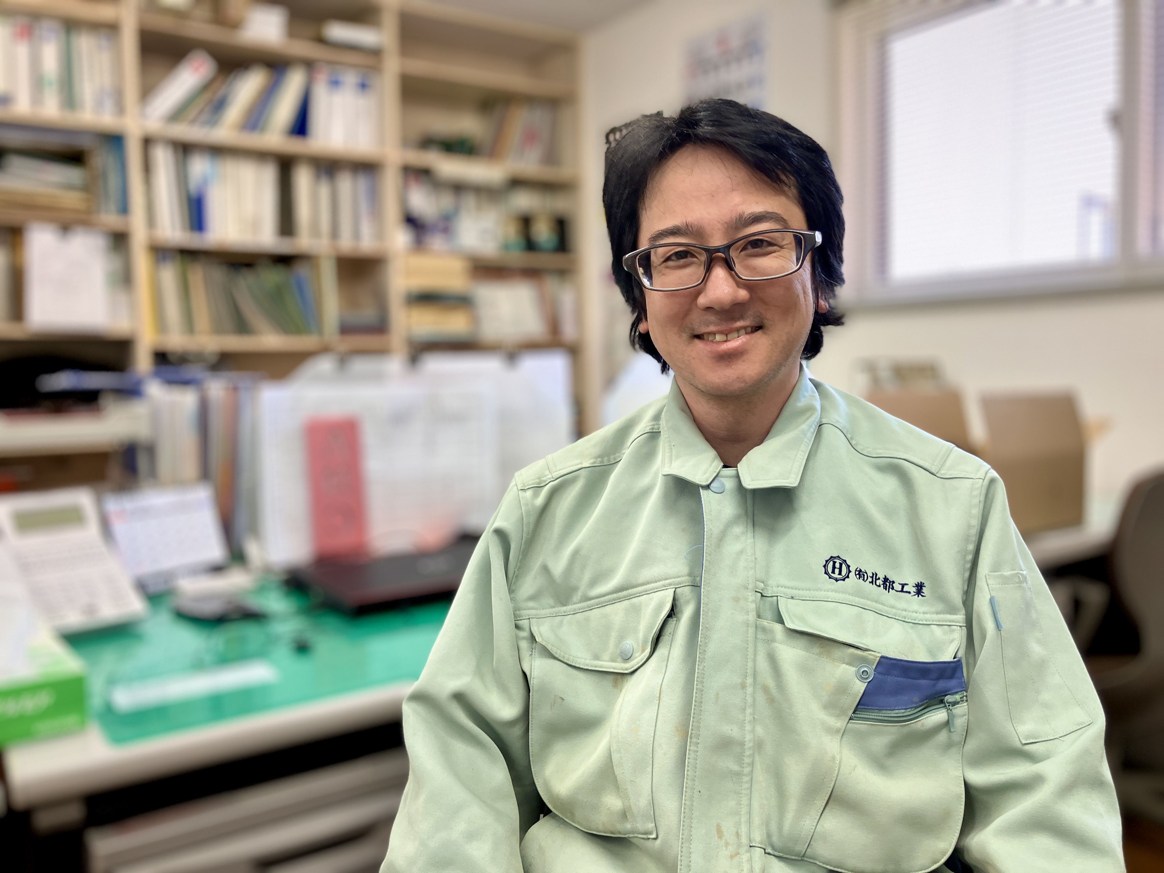＜作業員／本永＞
未経験からのスタートし、今では新人教育を任されるようになりました。新人さんには専門用語を避けて、わかりやすく丁寧に、ゆっくりと説明するよう心がけています！