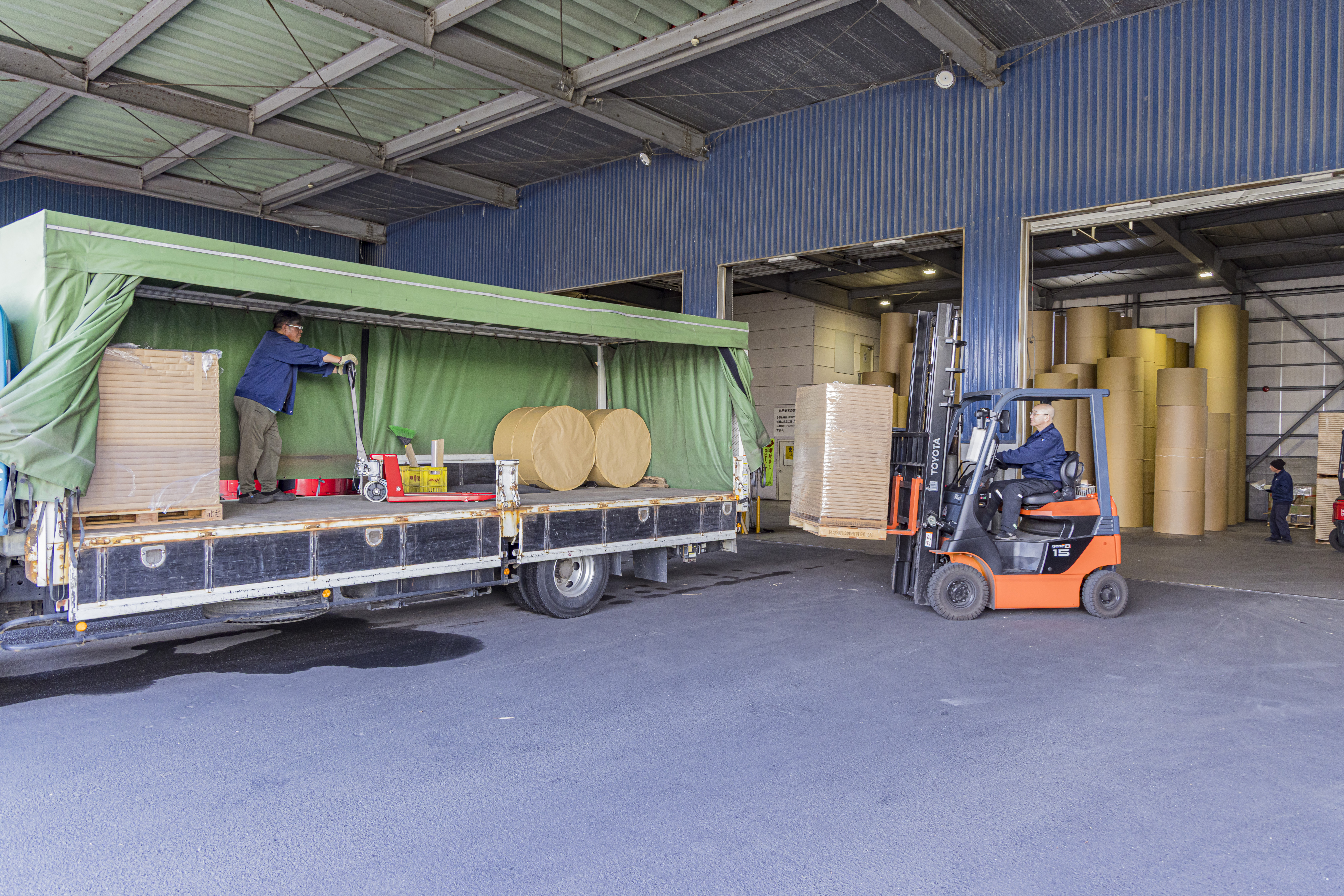 【待機時間がほぼない】
配達先は大きな会社から小さな会社まで様々。場所によっては荷卸場の入口が1つしかないので、荷卸で待つこともありますが、長くてもせいぜい20〜30分なので、残業はほぼありません。