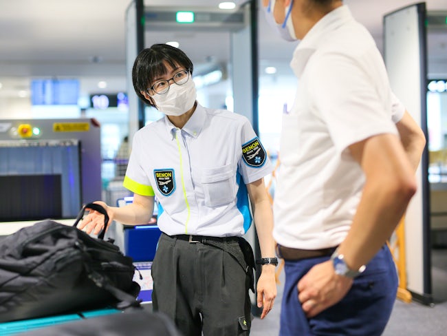 【やり甲斐】お客様からの「おはよう!」や、お荷物をお渡しする時の「ありがとう!」。この仕事のウレシイ瞬間の一つです。 ぜひ、空港で働く「あこがれ」をカタチにしてみませんか?