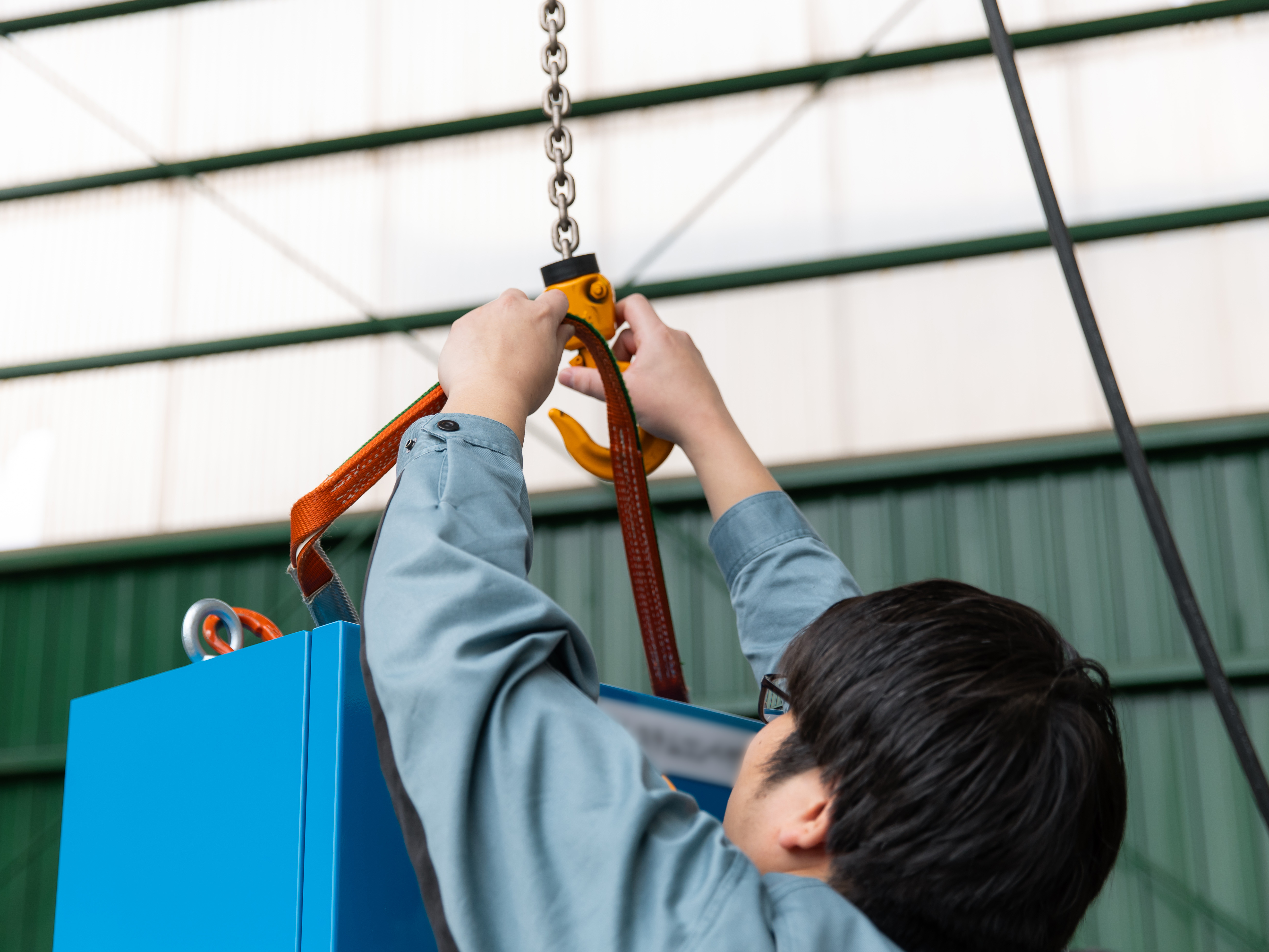 倉庫の増築や舗装、木の床への改修、クレーンの購入からBGMの導入まで、働きやすい環境作りへの投資は惜しみません。設備更新と負担軽減の両面から、社員が快適に過ごせる職場環境を追求し続けています。