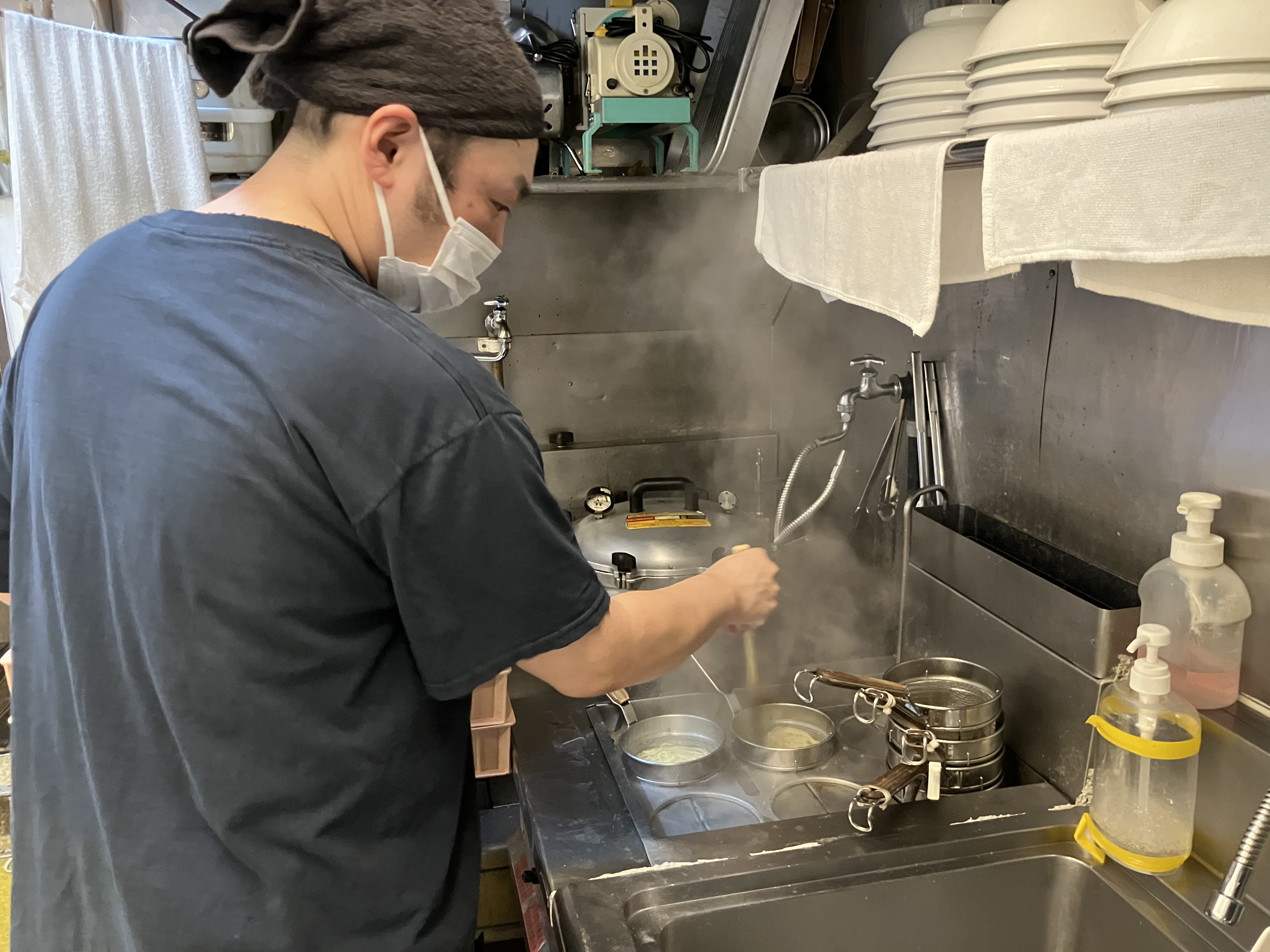 1日の最初は掃除にはじまり、調味料や座席のセッティングを11時までには行います。ランチタイムが終わりると交替で休憩。まかないは好きなのを食べてOK！麺の量、トッピング自由！これは密かな楽しみです。