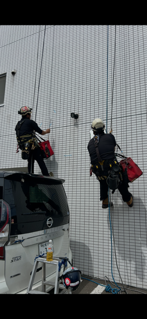 ロープアクセス業務は、必ず2人1組で作業を行いますので、1人では現場に入りません。「安全第一」で行っています。
現在は、30代から50代の男性社員がこの業務を行っています。