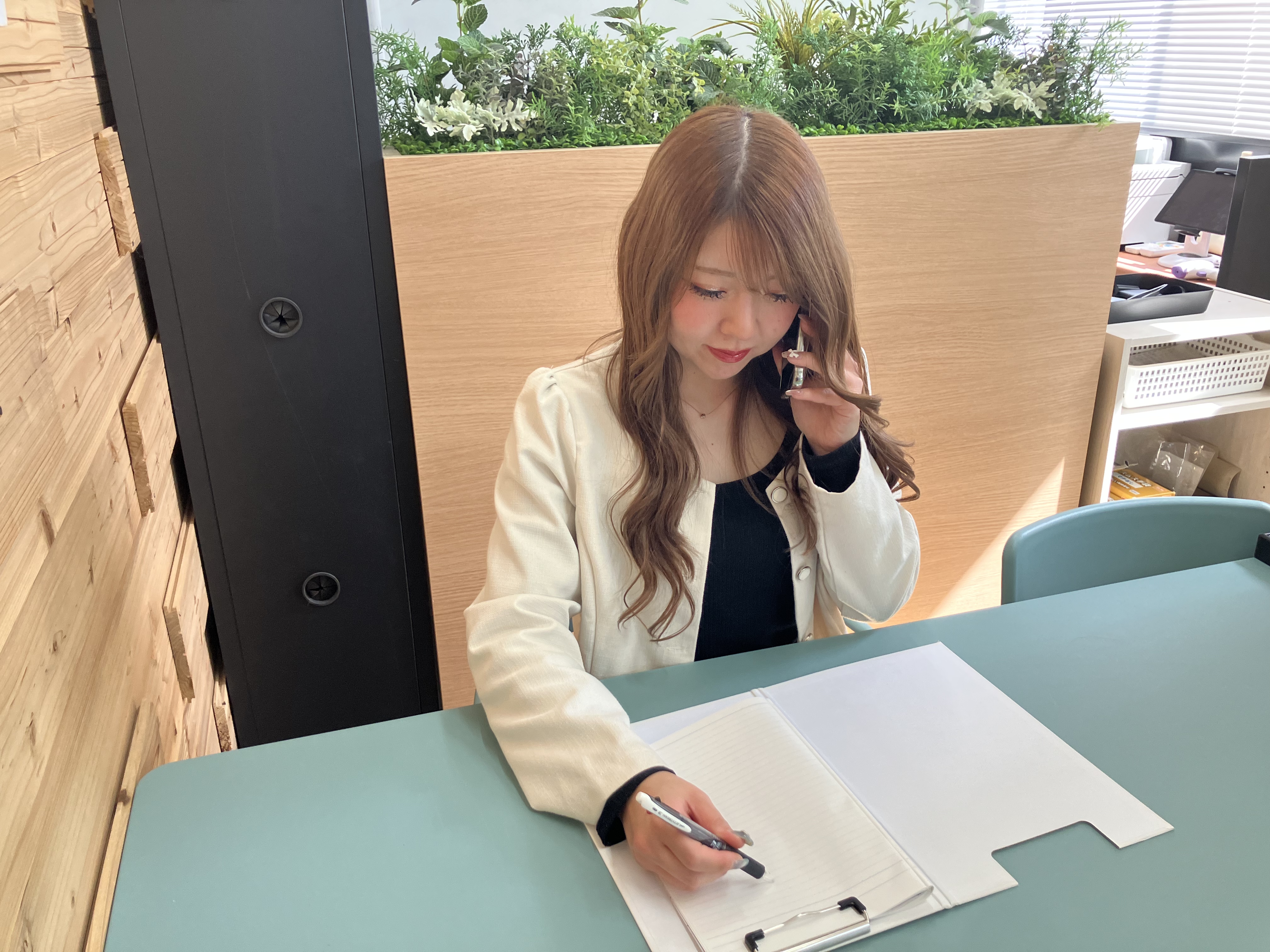 慣れたら、一人で外出することもありますが、都度困ったことがあれば、電話・会社のLINEですぐに相談できる環境です。独り立ちしたあとも、悩んだことがあればいつでも、誰にでも相談できますよ。