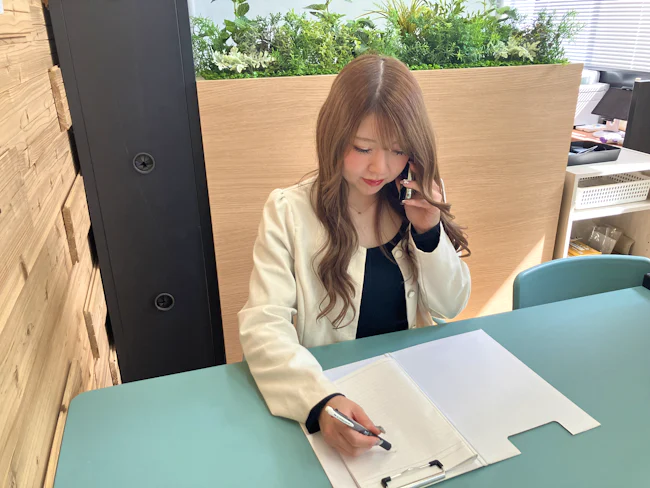 慣れたら、一人で外出することもありますが、都度困ったことがあれば、電話・会社のLINEですぐに相談できる環境です。独り立ちしたあとも、悩んだことがあればいつでも、誰にでも相談できますよ。