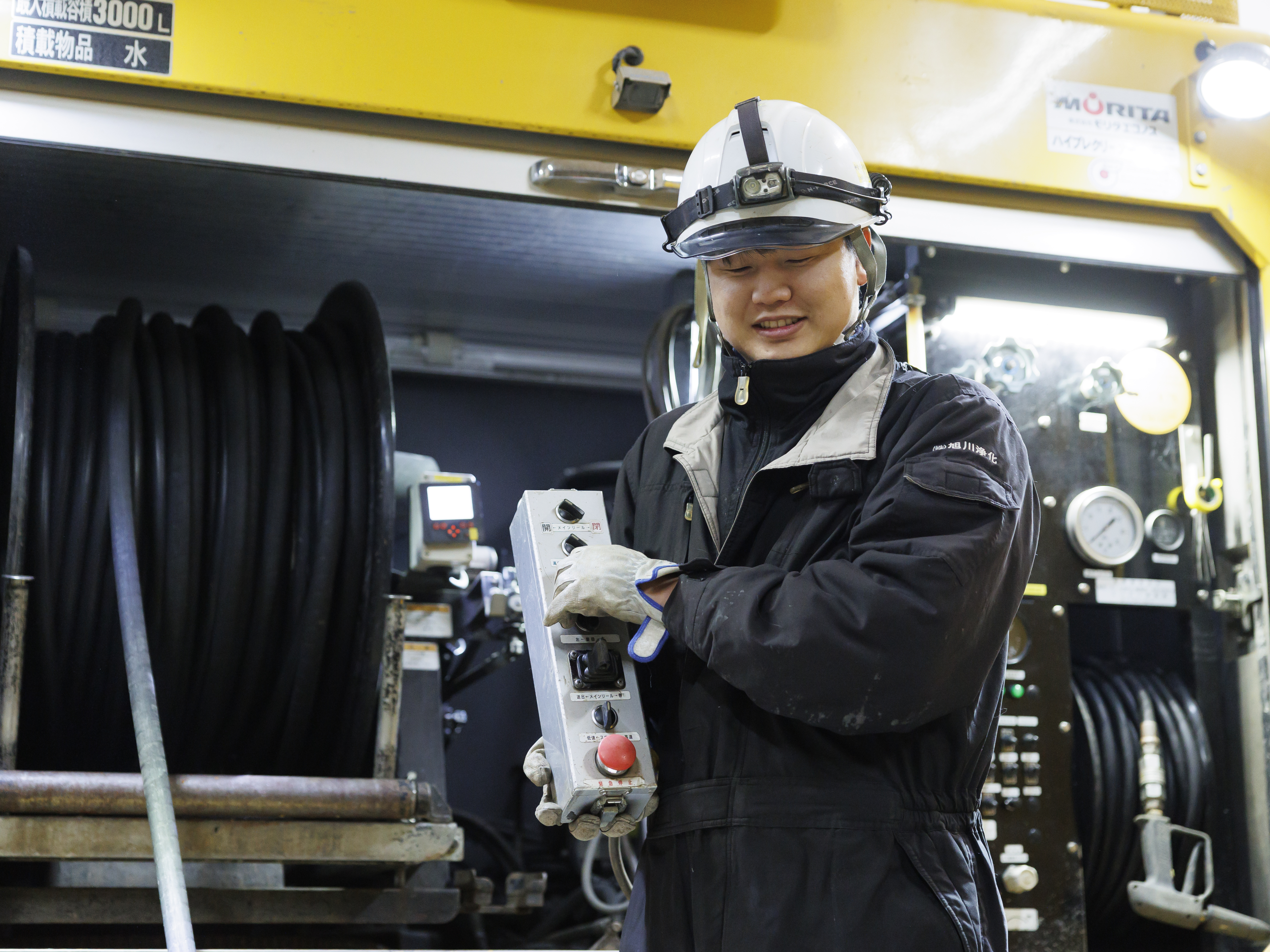 【現場ごとに違う面白さ】 管の深さ、水の流れ、汚れの正体。現場は二つとありません。状況に応じて機材を使い分け、仲間と連携して問題を解決。パズルのような面白さがあり、毎日新鮮な気持ちで取り組めます◎