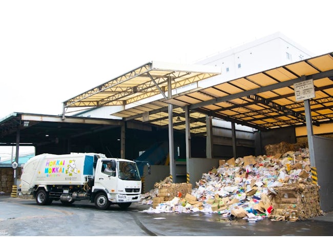 <もっかいトラスト>オーダーメイドリサイクル。
古紙、廃プラスチック、機密文書、古着、飲料容器、金属などを対象とし、法人様はもちろん個人のお客様に対しても、それぞれに合った形でのリサイクルをご提案!