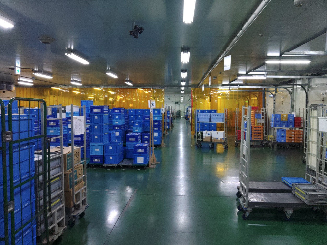 運搬準備を行う倉庫の写真です。
ここでは倉庫作業スタッフがメインとなって、荷受け・出荷準備を行っています。