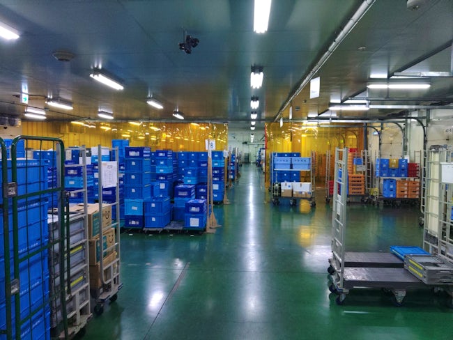 運搬準備を行う倉庫の写真です。
ここでは倉庫作業スタッフがメインとなって、荷受け・出荷準備を行っています。