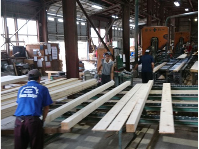 工場内作業ですが、季節に応じて働きやすい環境づくりを行っています。夏場はこまめに休憩を取りながら、ドリンク支給など暑さ対策を実施。冬場はジェットヒーターを設置し、寒さを感じにくい環境を整えています。