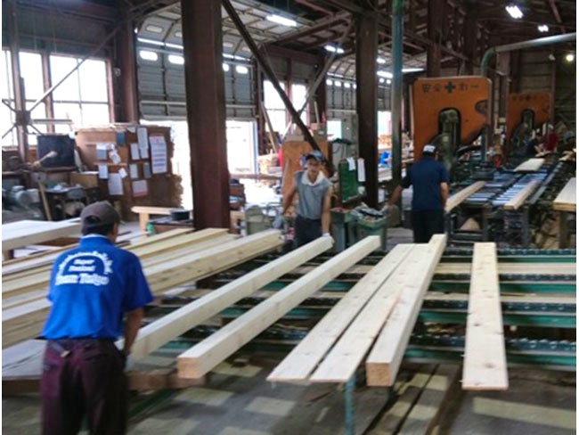 工場内作業ですが、季節に応じて働きやすい環境づくりを行っています。夏場はこまめに休憩を取りながら、ドリンク支給など暑さ対策を実施。冬場はジェットヒーターを設置し、寒さを感じにくい環境を整えています。