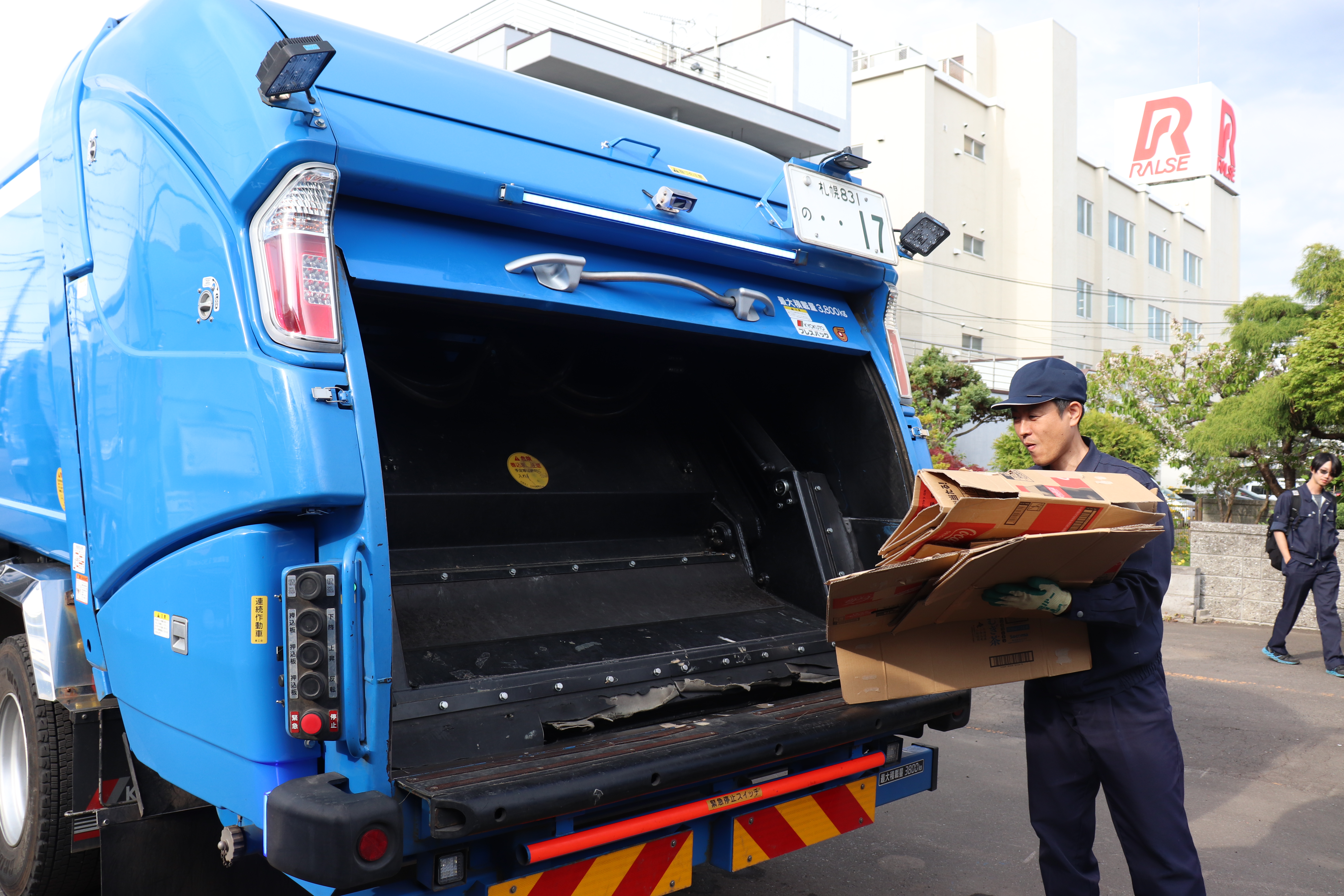 パッカー車の操作もしっかりお教えしますのでご安心ください。