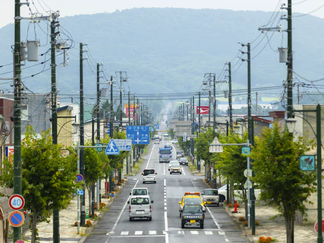 町内にはスーパーが3軒、コンビニが6軒、さらにおしゃれな焙煎屋やパン屋、ワイナリーなど専門店も充実しています。また総合病院もあるので万が一のときも安心です。