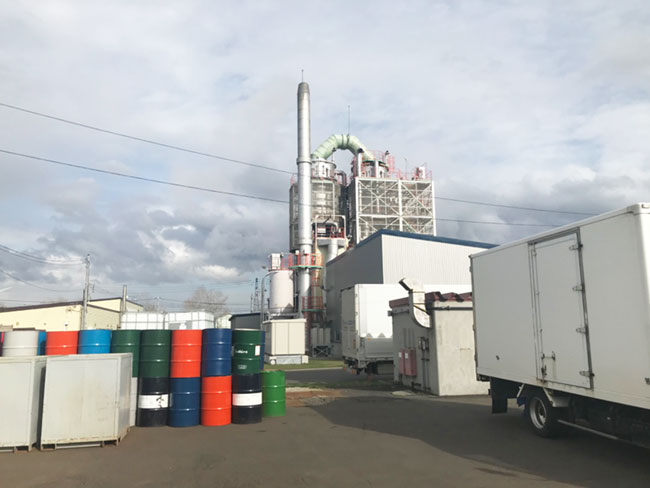 ＜敷地内風景＞かなり広い敷地に工場や事務所があります。駐車場も広いので車の運転が苦手な方でもご安心ください。気になる方は是非雰囲気を感じていただくために見学にいらしてみませんか？