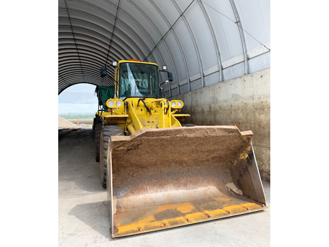 エサやりは基本機械でおこないます。