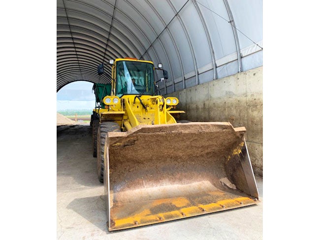 エサやりは基本機械でおこないます。