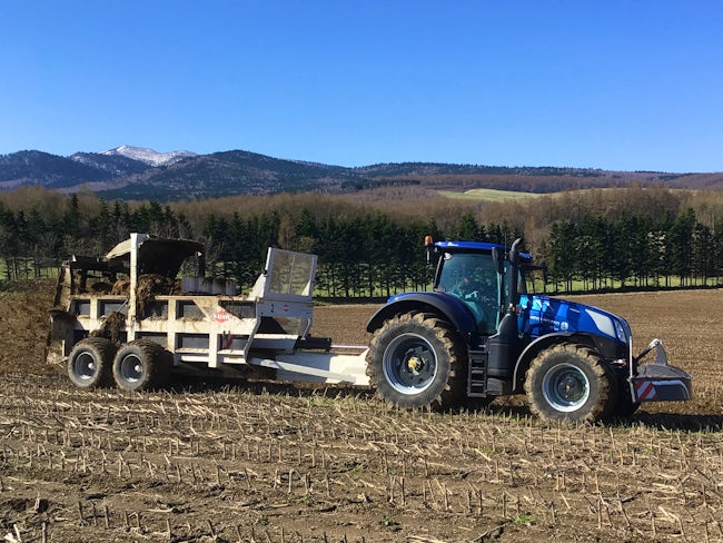 当地域では畑で様々な作物が作られていますが、作物をたくさん生産するには畑の土づくりが不可欠ですので、畑への有機物投入を支援するため、堆肥散布も行っています。
