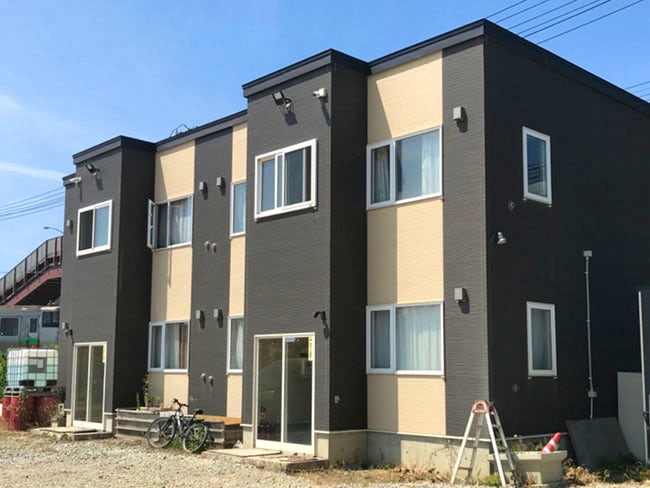 事務所の近くにある社員寮の外観です!光熱費込みで月3万円で住むことができるので、引越が必要な方はもちろん、住居費を節約してお金を貯めたい方などもお気軽にご相談ください!