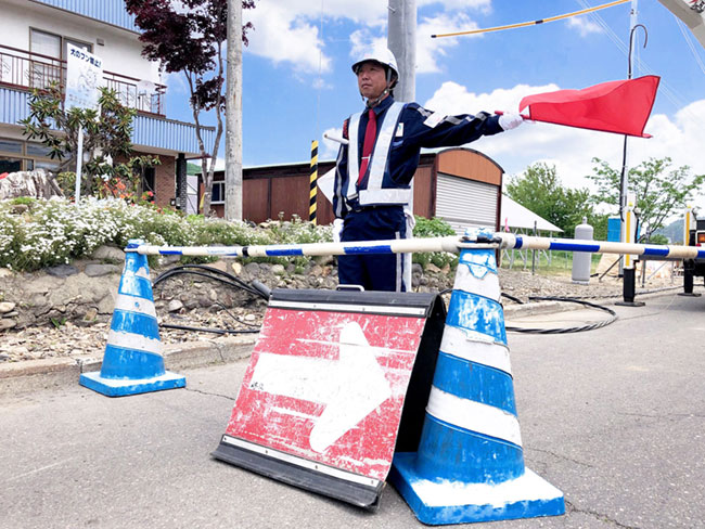 ◎ステップ２
警備の現場に慣れた方には、次の段階を目指していただきたいと考えています。国家資格取得へ向けた勉強とその取り組みをスタート。資格を取得すると担当できる現場が増え、収入アップにも繋がります。
