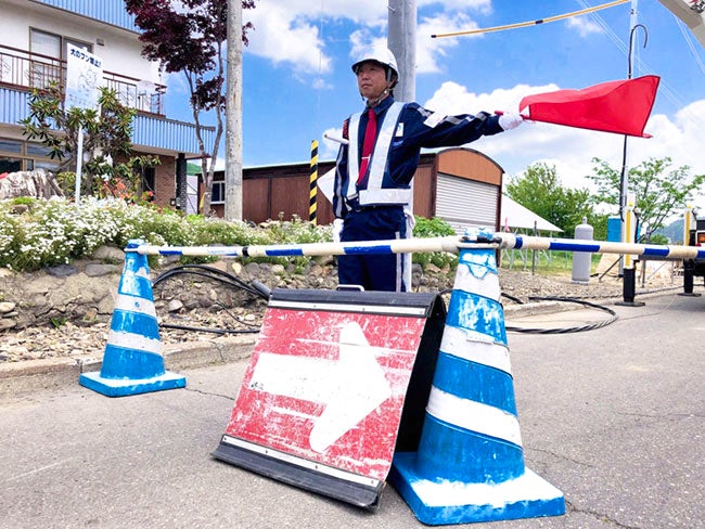 ◎ステップ2
警備の現場に慣れた方には、次の段階を目指していただきたいと考えています。国家資格取得へ向けた勉強とその取り組みをスタート。資格を取得すると担当できる現場が増え、収入アップにも繋がります。