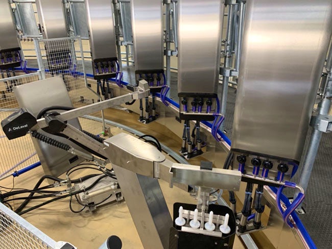 【最新搾乳機】全自動で乳牛についたタグの番号で管理・搾乳状況など進捗具合も見られる、優秀な搾乳機を導入済みです。