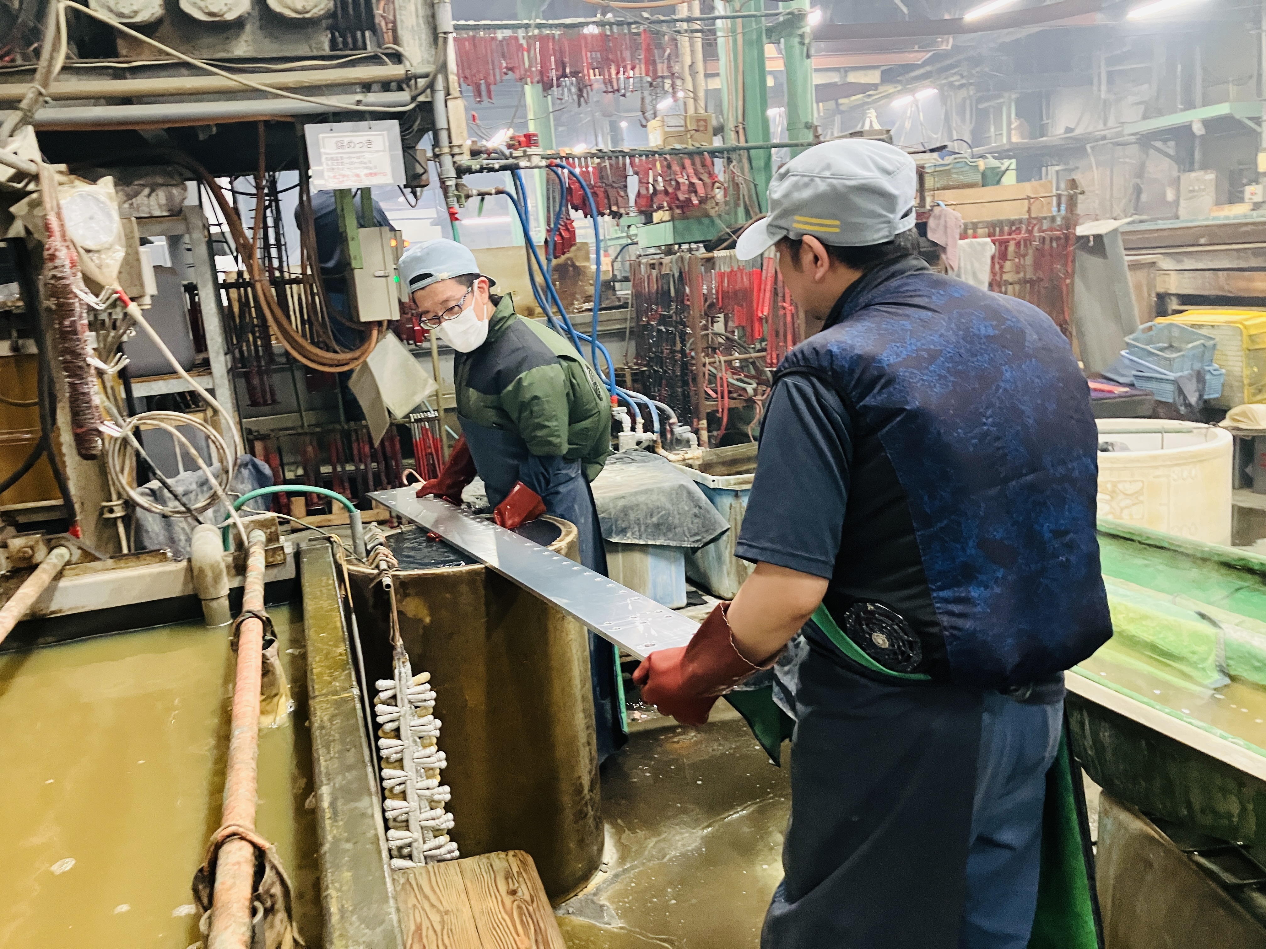 メッキ加工後はピカピカの銀色に！この後は水洗い・拭き上げをして仕上げていきます。自分の手でメッキをしている実感が感じられ、成果が目に見えてやりがいを感じやすいポジションです！