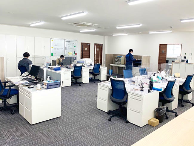 2020年新築の新しくてキレイなオフィス(自社ビル)です。江別角山にありますが、札幌市厚別区、白石区、東区、北区からもアクセスが良く、札幌や近隣市町村から通勤しているスタッフがいます。岩見沢市からも通える場所です。