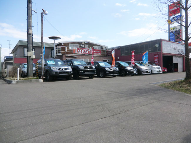＜店舗写真＞
店頭に並ぶトラックの並び替えから、1日の段取り、数値の管理まで。新工場もできて業績好調の今、店舗を支える店長候補の存在が欠かせません。