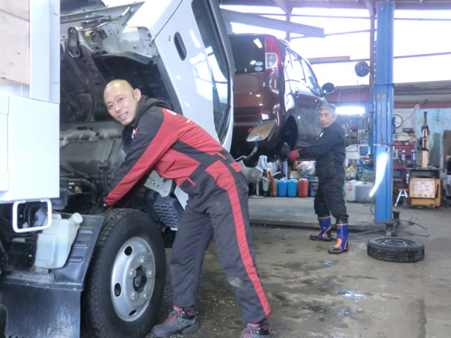 ＜頼れる工場長です！＞
ディーラーや運送会社などを渡り歩いてきた、全てのメーカーを知り尽くす大ベテラン！車の知識がゼロの方も、この工場長が出来る限りフォローするので安心してくださいね♪