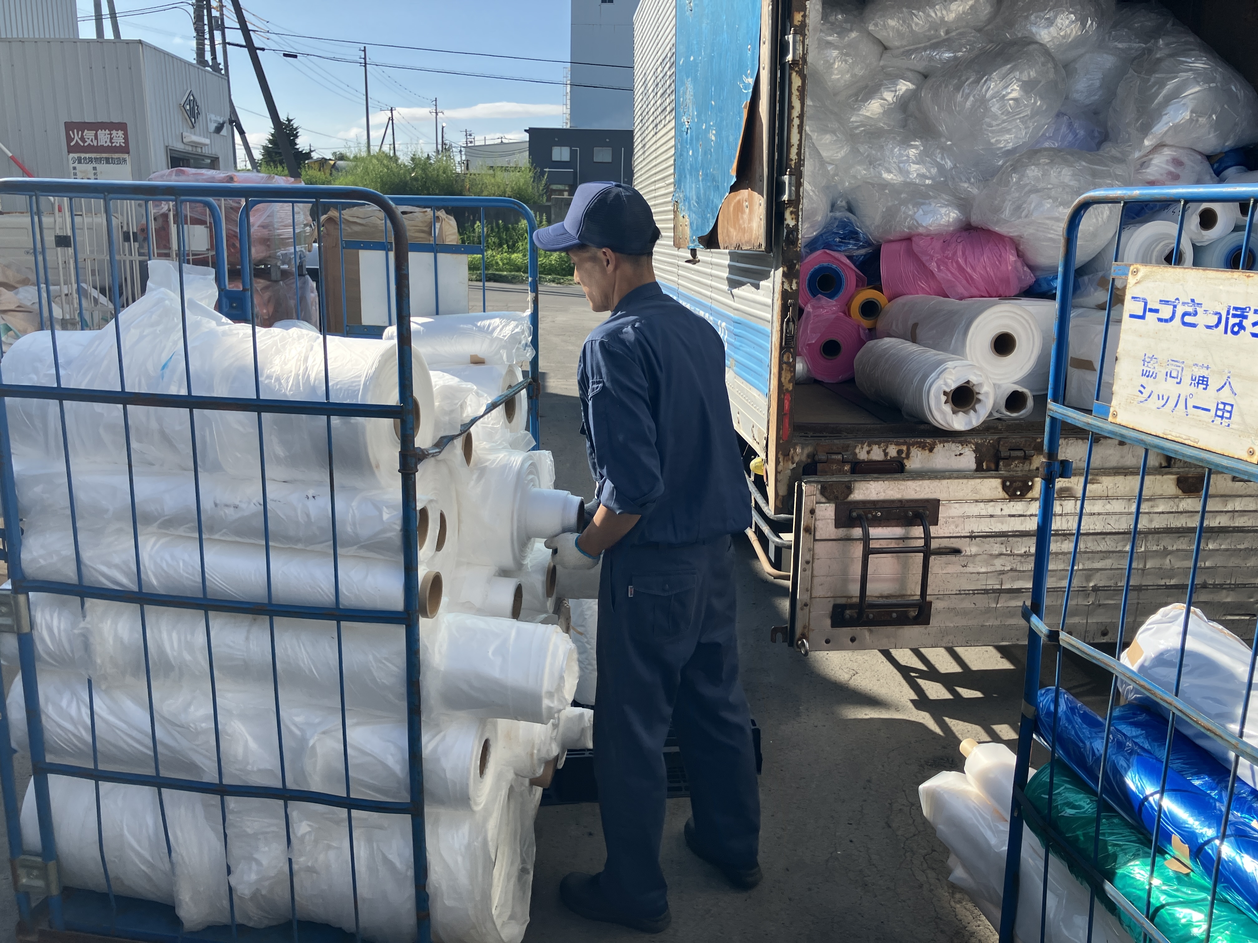 基本的に「チーム作業」ですので､なにかわからないことがあっても､近くに先輩がいるので安心です｡何より弊社は気兼ね無く話せる仲間が多く､非常にフランクな雰囲気なので､何でも相談しやすい環境です！