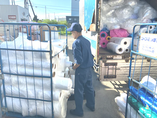 基本的に「チーム作業」ですので、なにかわからないことがあっても、近くに先輩がいるので安心です。何より弊社は気兼ね無く話せる仲間が多く、非常にフランクな雰囲気なので、何でも相談しやすい環境です!