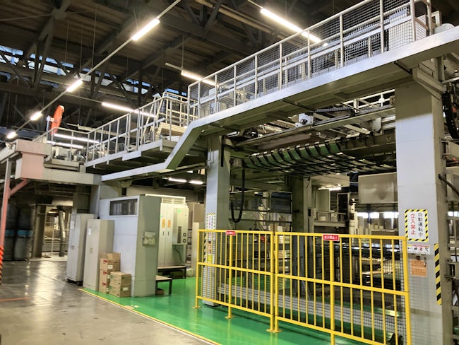 最新設備を揃えた清潔感あふれる広々とした工場です。大きな機械はスケールが大きく、工場が好きな方はワクワクしますよ♪