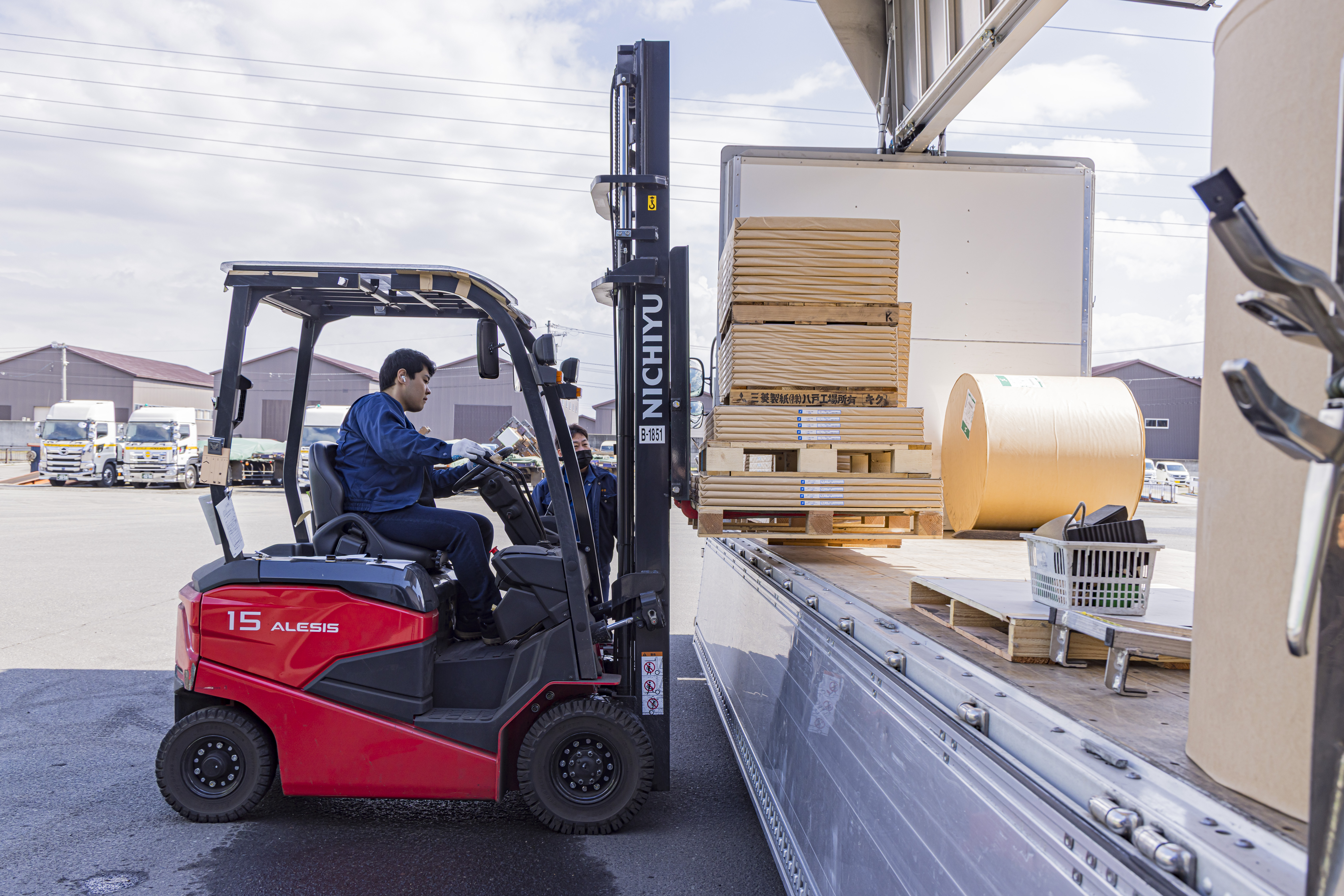 【手下ろし作業が少なめ】
1本700kgにもなる巨大な紙ロールを、リフトと専用機械で操ります。紙特有の「シワ」や「破れ」を防ぐ繊細なハンドル捌きは、ここでしか学べない一生モノの技術です。