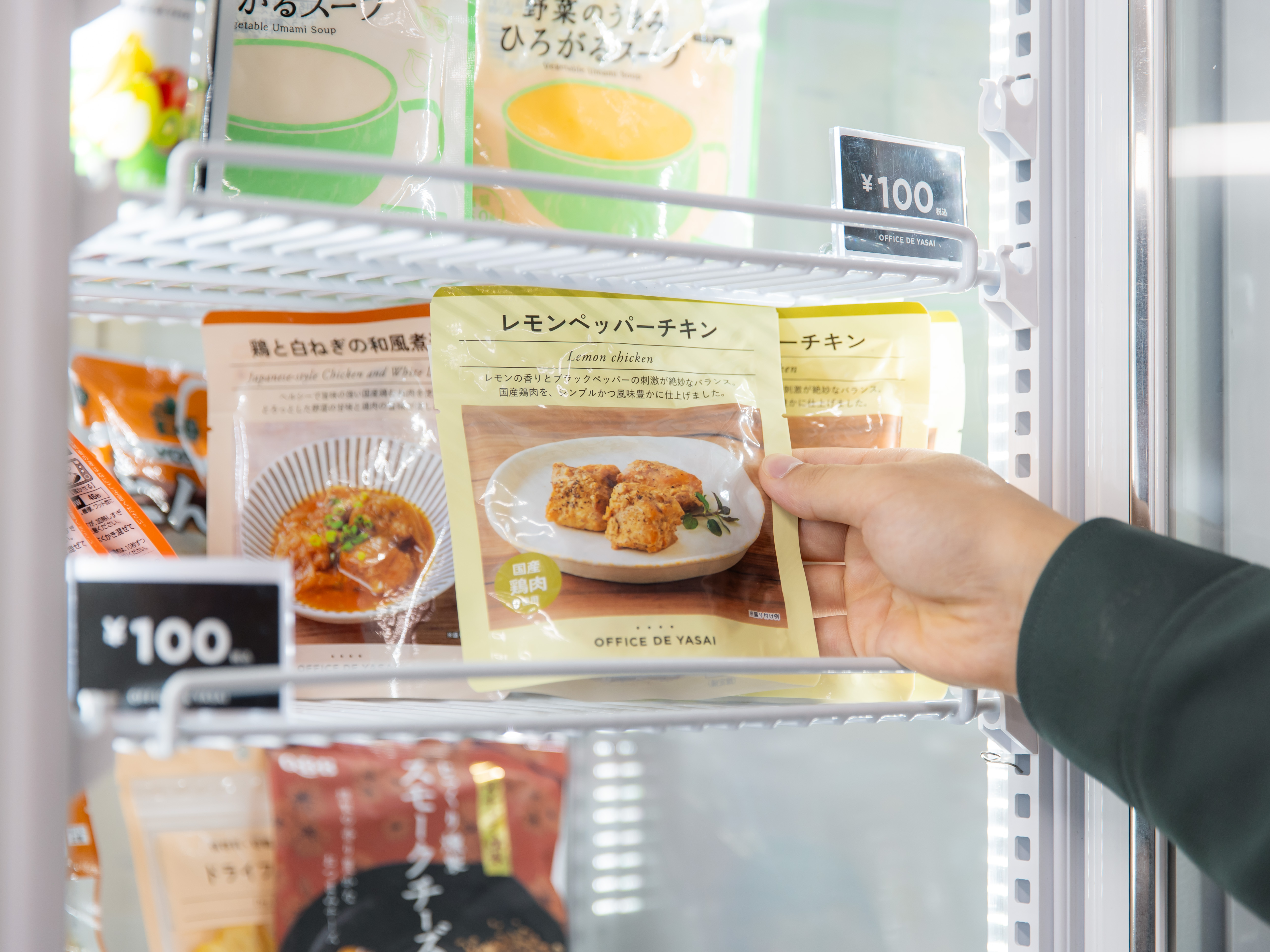 無添加野菜や冷凍食品、野菜・果物が1品100円〜で買える福利厚生の導入や毎週木曜日は「味噌汁デー」と題して、社員の皆さんにお味噌汁を提供しています。