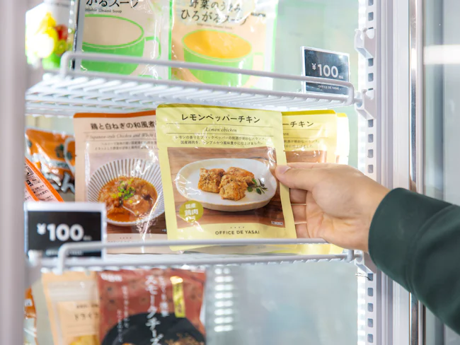 無添加野菜や冷凍食品、野菜・果物が1品100円〜で買える福利厚生の導入や毎週木曜日は「味噌汁デー」と題して、社員の皆さんにお味噌汁を提供しています。