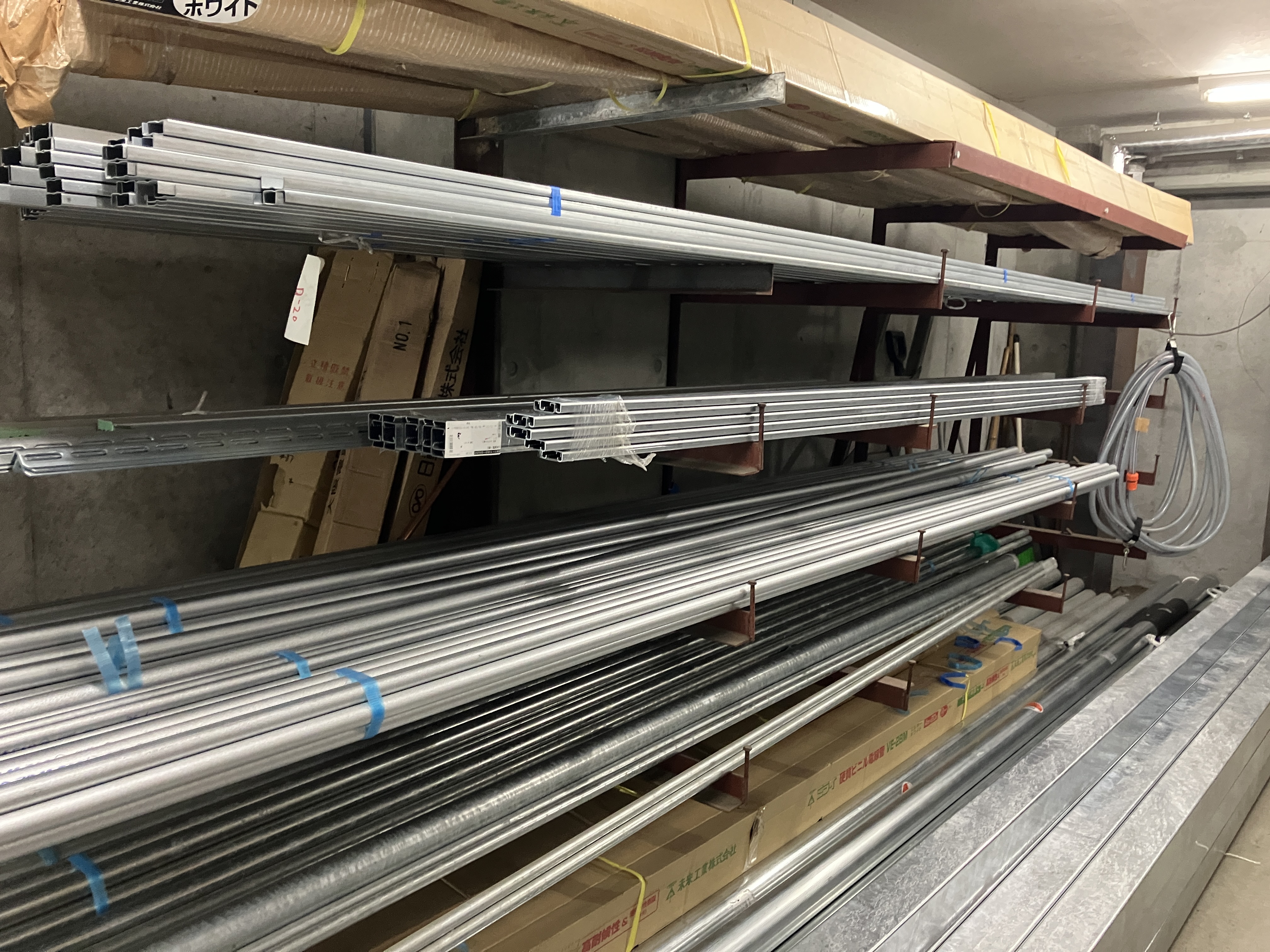 お家の壁で隠れて見えない配線・配管や、電気スイッチなどなど…
生活に身近な商品を多く扱っております。
大手の企業様との取引が多いので、安定感はバツグンです！