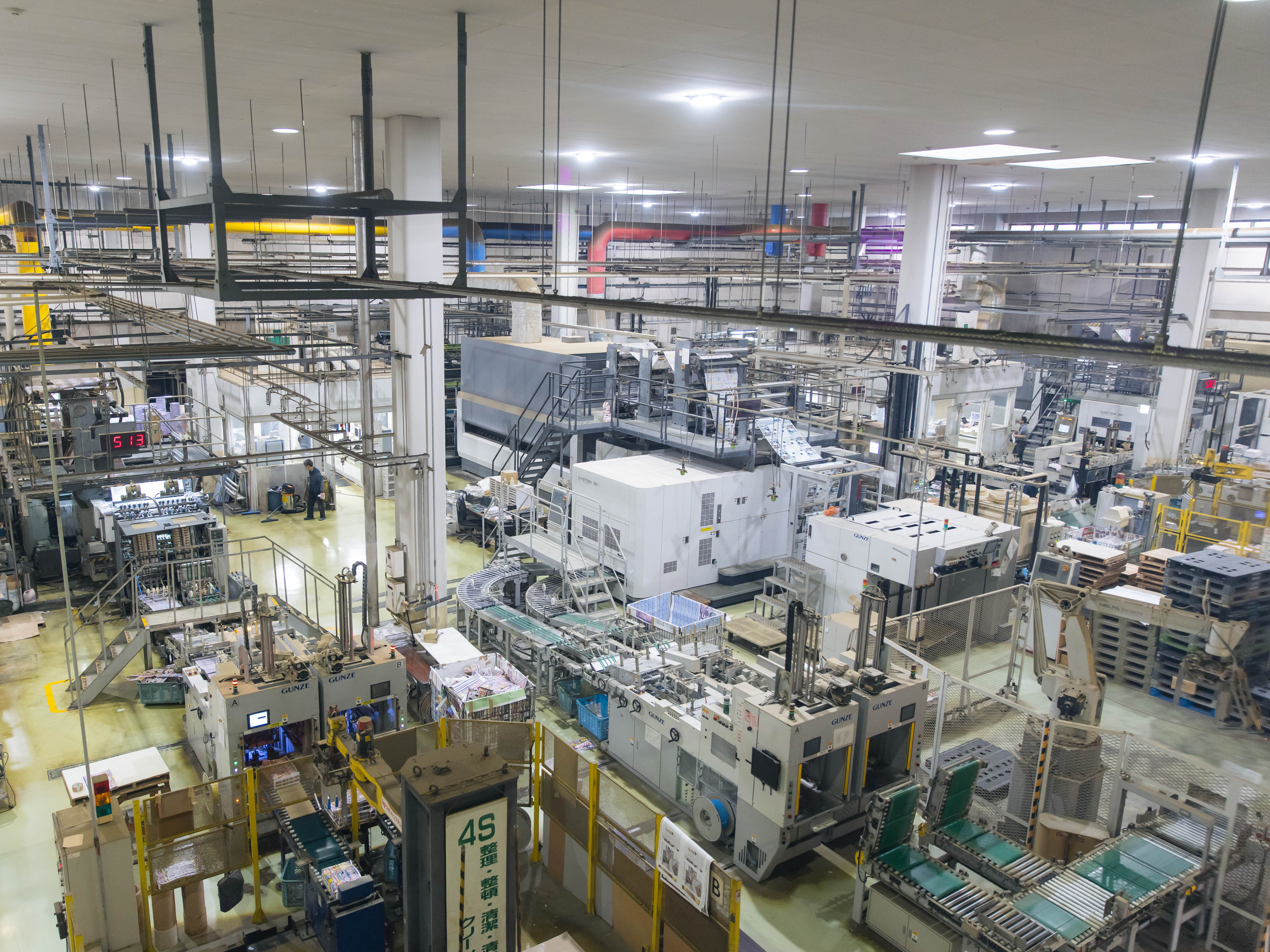 道内に3箇所、道外にも1箇所工場を保有。札幌工場では最大約700万枚(B4換算)印刷可能な輪転設備を保有していたり、旭川工場では最新鋭「フレキソ印刷機」を導入する等、紙メディアもしっかりと有効活用しています。