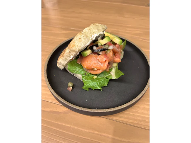 北海道のおいしいものを、料理として楽しんでもらう。食材の魅力を引き出しながら、ワインとの組み合わせも楽しめる一皿を届けます。