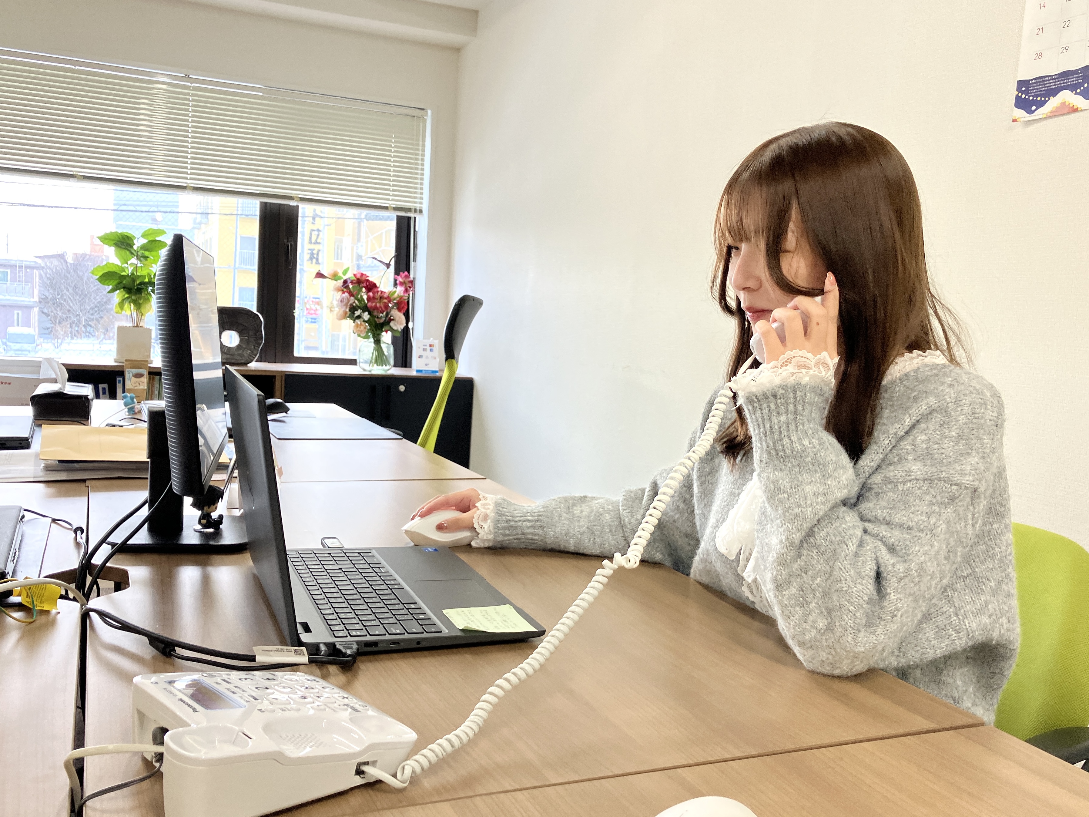 事務スタッフは社員・パートあわせて2名が活躍中。声を掛け合いながら、チームで事務作業を行っています。