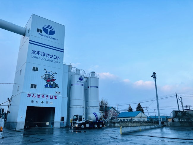 現在道内10事業所。セメントや関連製品の輸送を主体として成長してきました。
大同グループとして、大同倉庫株式会社をはじめ7社のバックボーンがあり、将来を見据えて、安心して働けます。