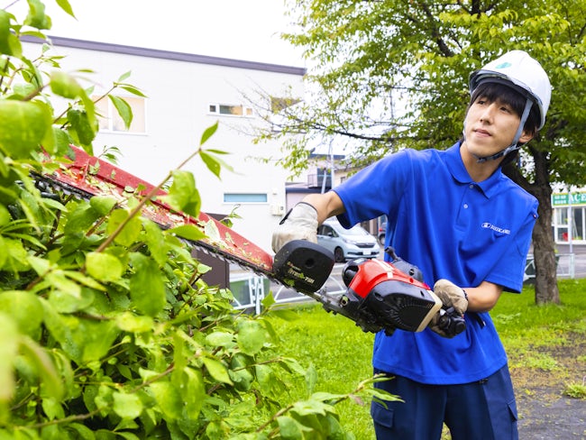 公園の草刈りや街路樹の剪定など、緑地の維持管理が私たちの主な仕事です。働きながら四季を感じられるのが魅力で、仕事を通して季節の移ろいを楽しんでいます。