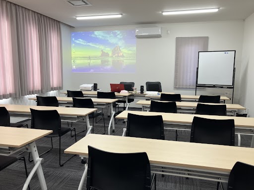 社屋1階には広い会議室も完備しております。
大人数でのセミナーや講習会も開催できる会場です。