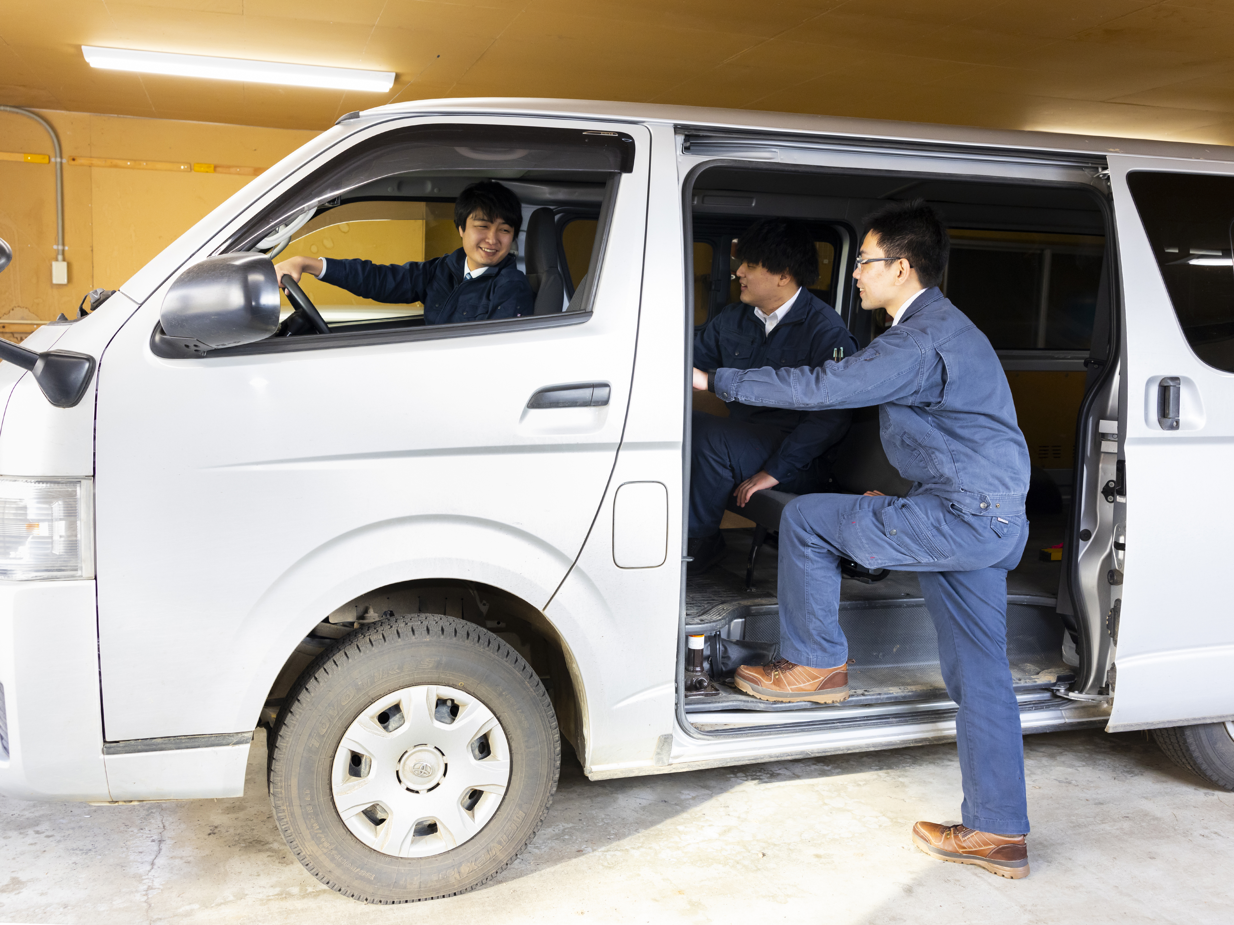 ＜1日の流れ例＞
工事現場へ行き、騒音を調査するための機器（マイクのようなもの）や振動を計測する機器を設置します（だいたい30〜40分で設置完了です）
現場には、2〜3名のチームで向かいます。