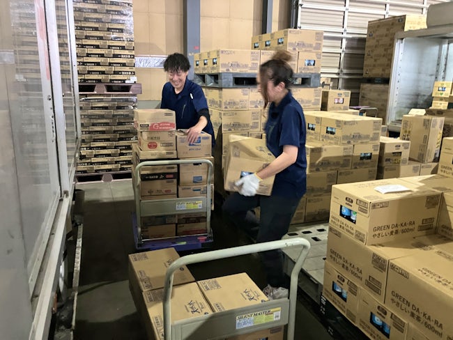 【戻ってから翌日の積み込み】
16時半頃から戻って来ると簡単な事務作業と翌日の積み込み。台車に積んで必要な分を集めていきます。早く終わったら、他の社員の方の手伝いをしたり、協力しながら作業をします。