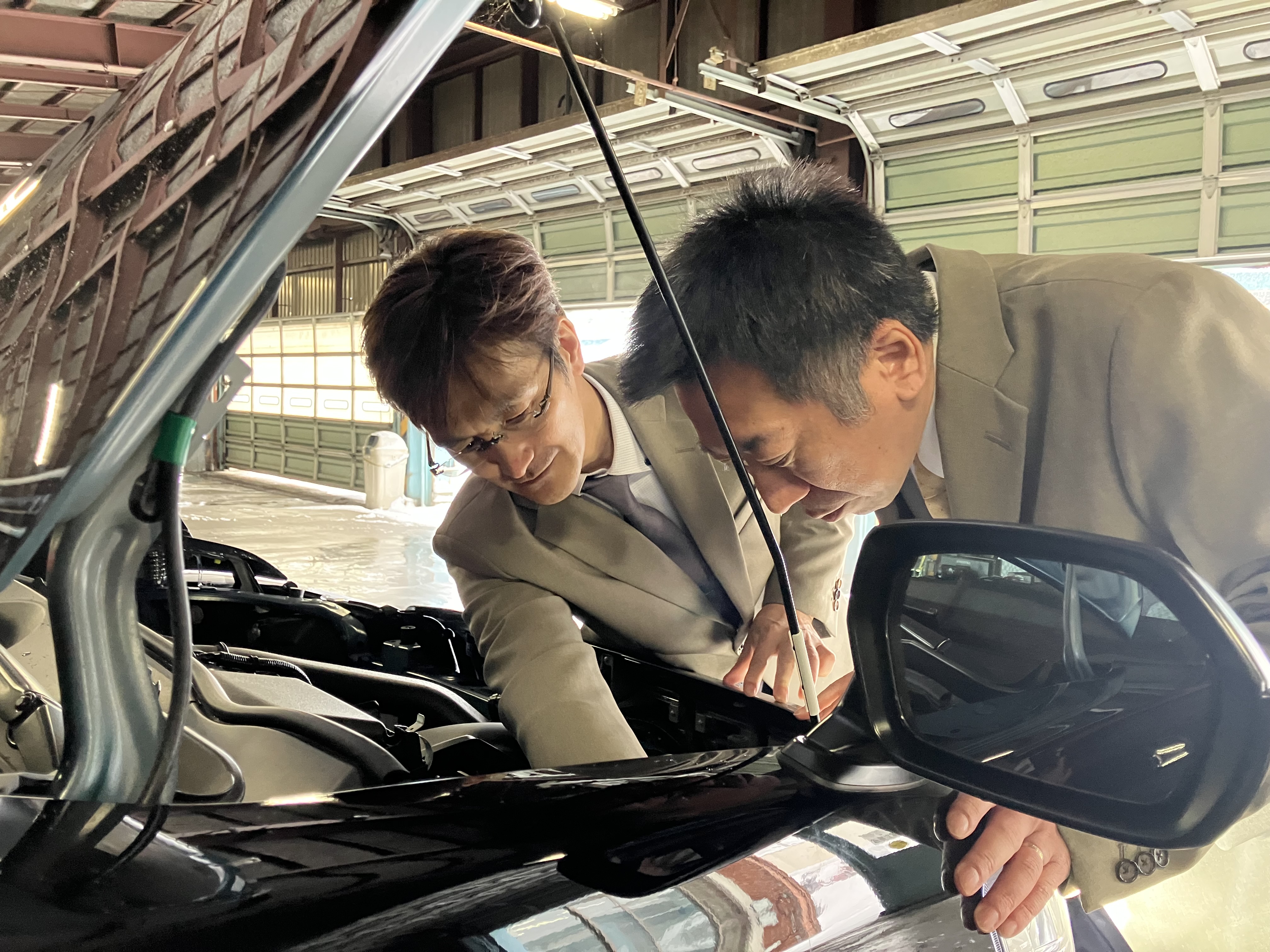 入社後は先輩スタッフの事務処理を手伝ったり、乗務員の名前と顔を覚えることからスタート。車輌や車庫の安全確認やライトの交換の仕方なども一通り教えます。