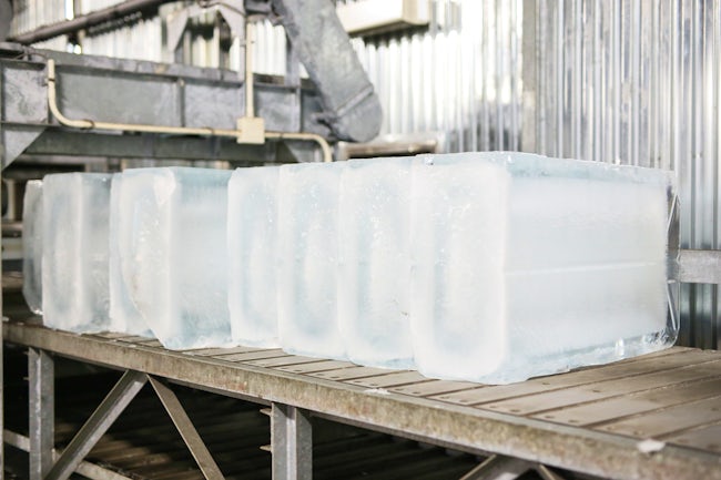 製氷冷凍事業では、漁師さんが船上で使う氷を製造しています。製氷工場から直接漁船に氷を積むことが出来ます。画像は板氷ですが、機械で細かく砕いて、船に積み込みます。