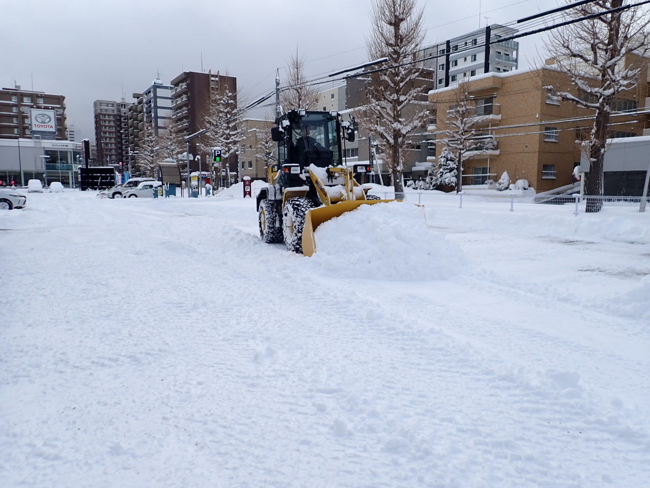 冬期間は除排雪作業が中心となる為、積雪がなく作業できない日は自宅待機になります。その場合も出社扱いとなります！除排雪作業に関しても数十年に渡り固定取引を頂いており、安定的な収益に繋がっています。