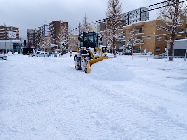 冬期間は除排雪作業が中心となる為、積雪がなく作業できない日は自宅待機になります。その場合も出社扱いとなります!除排雪作業に関しても数十年に渡り固定取引を頂いており、安定的な収益に繋がっています。