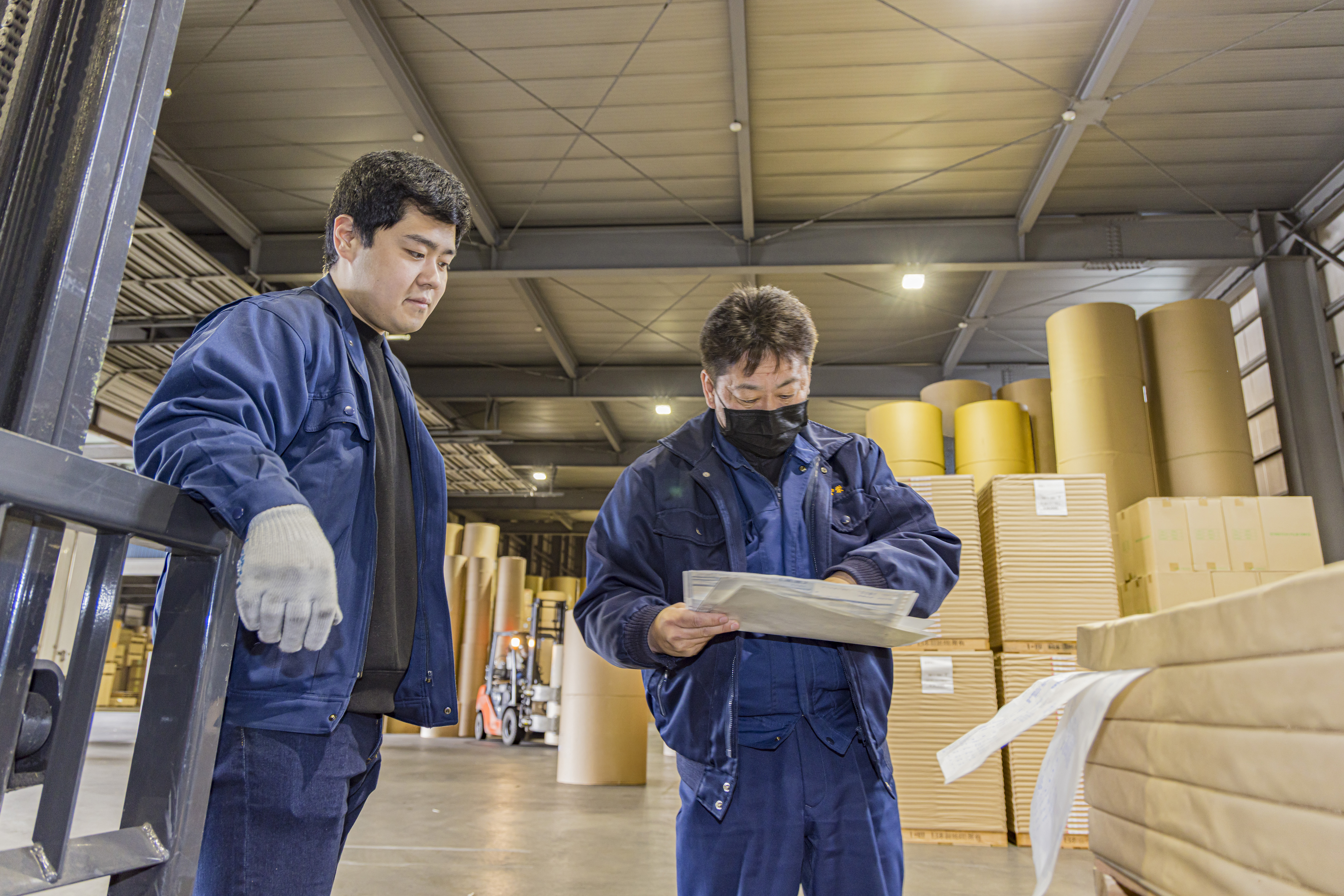 【じっくり教育】
「紙」は非常に繊細なので、細心の注意が必要。こうした感覚はマニュアル化しにくいため、現場で時間をかけて育てます。先輩たちが、道具の扱い方から仕事のコツまで、優しく丁寧に教えますよ。