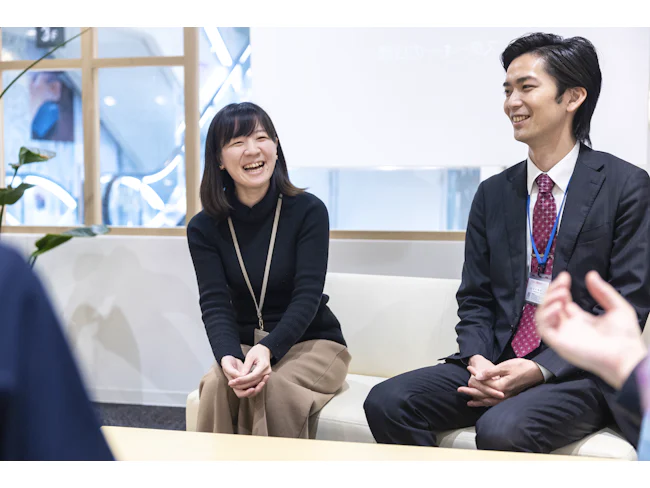 お互いに知らないことは教え合い、「こういった伝え方のほうがいいのでは?」など自分の意見をフラットに話すことができる雰囲気です。事例共有も積極的に行い、お互いに成長するために高めあえる環境でもあります。